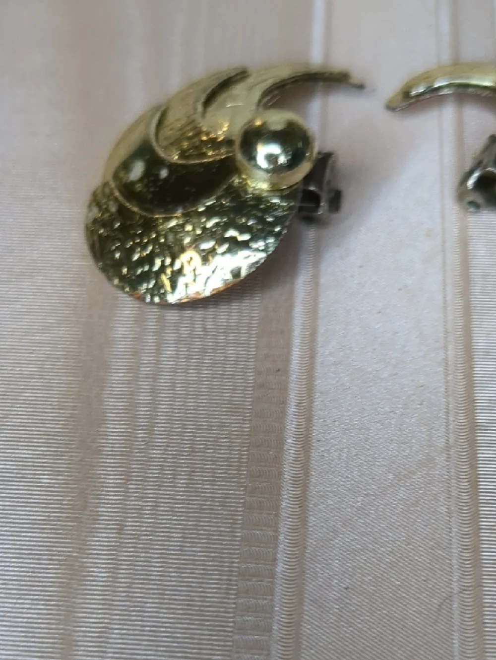 3/$15 Vintage 80s Gold Tone Fan Earrings Metal Sea Shell Style Clip-on